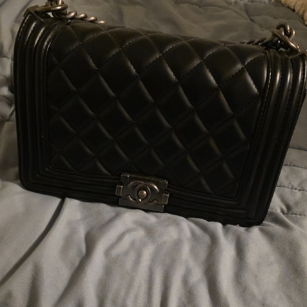 Chic Black Quilted Crossbody Bag